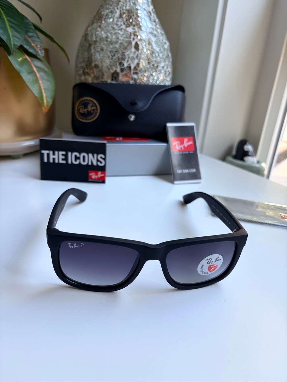 BNIB Ray-Ban Polarized matte black Justin rb4165